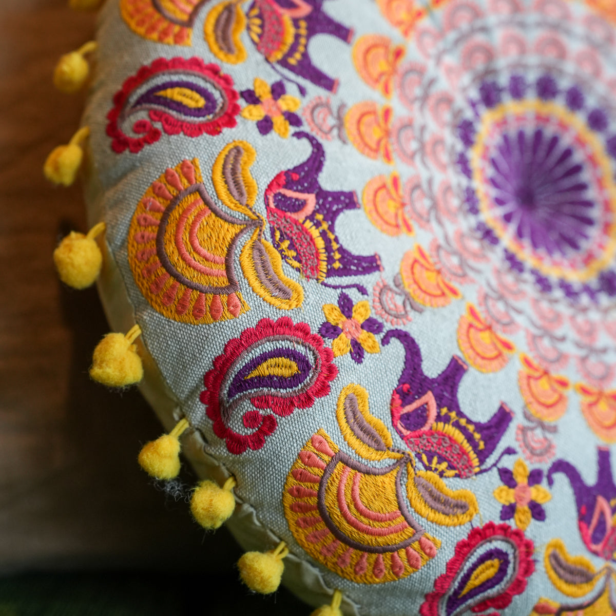 Coussin brodé Éléphant Mandala