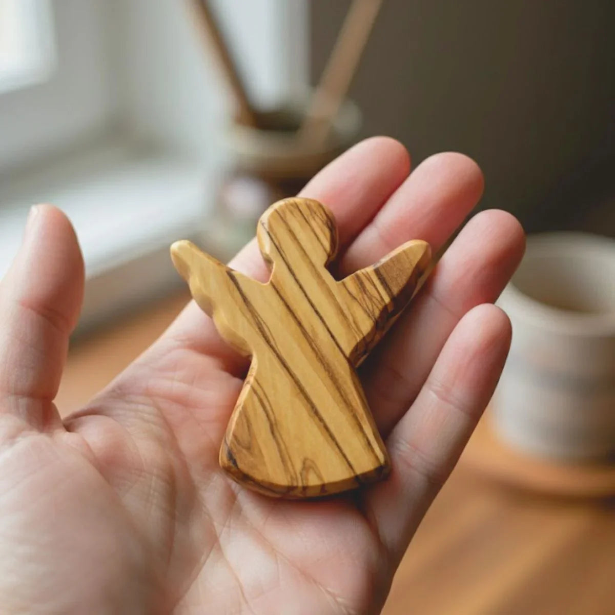 Ange en bois d'olivier