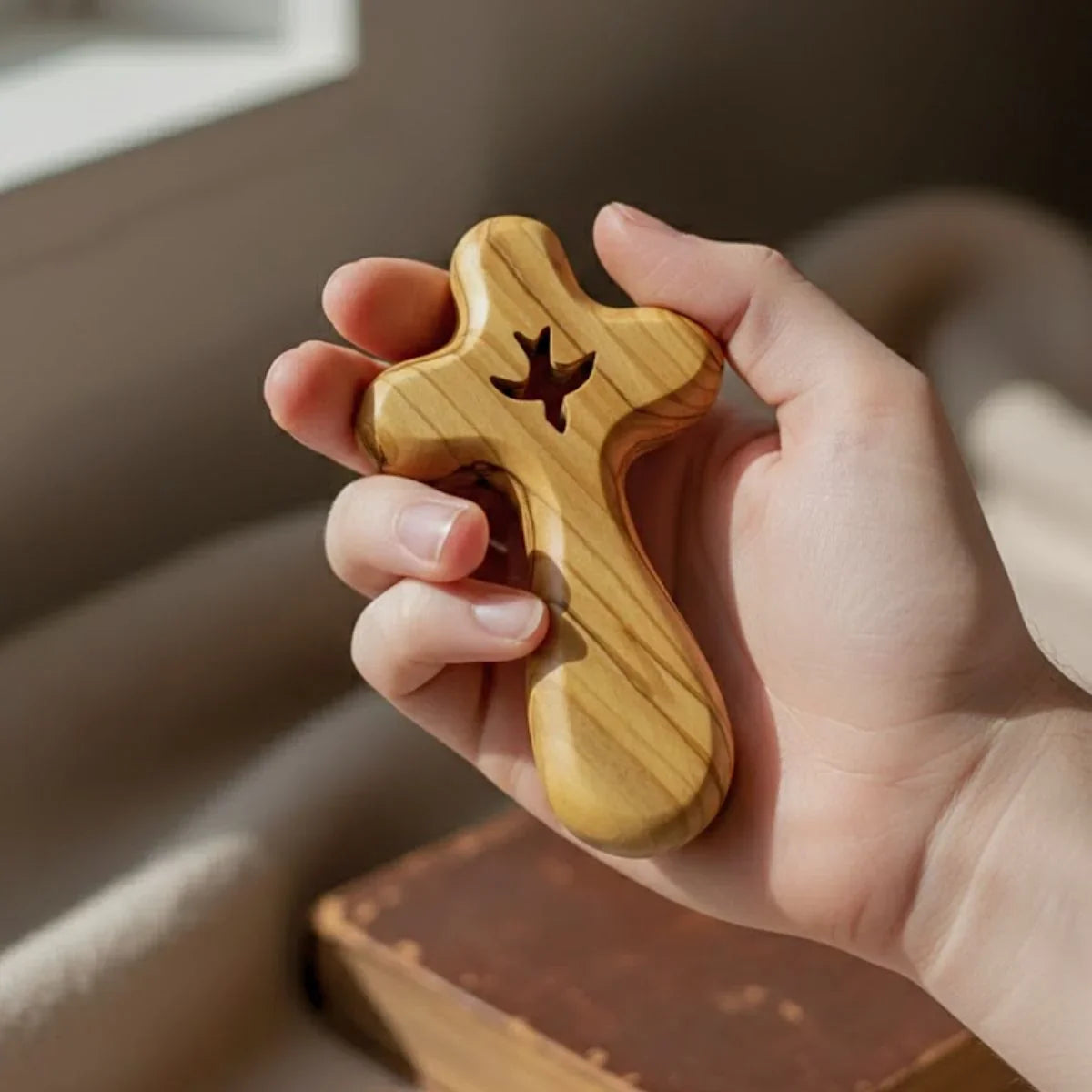 Croix de prière en forme de palmier avec colombe découpée