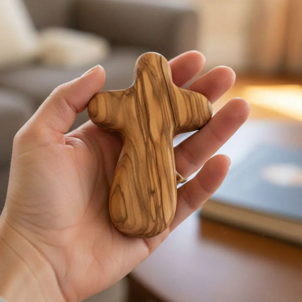 Paume prière croix – Traditionnellement sculptée à la main