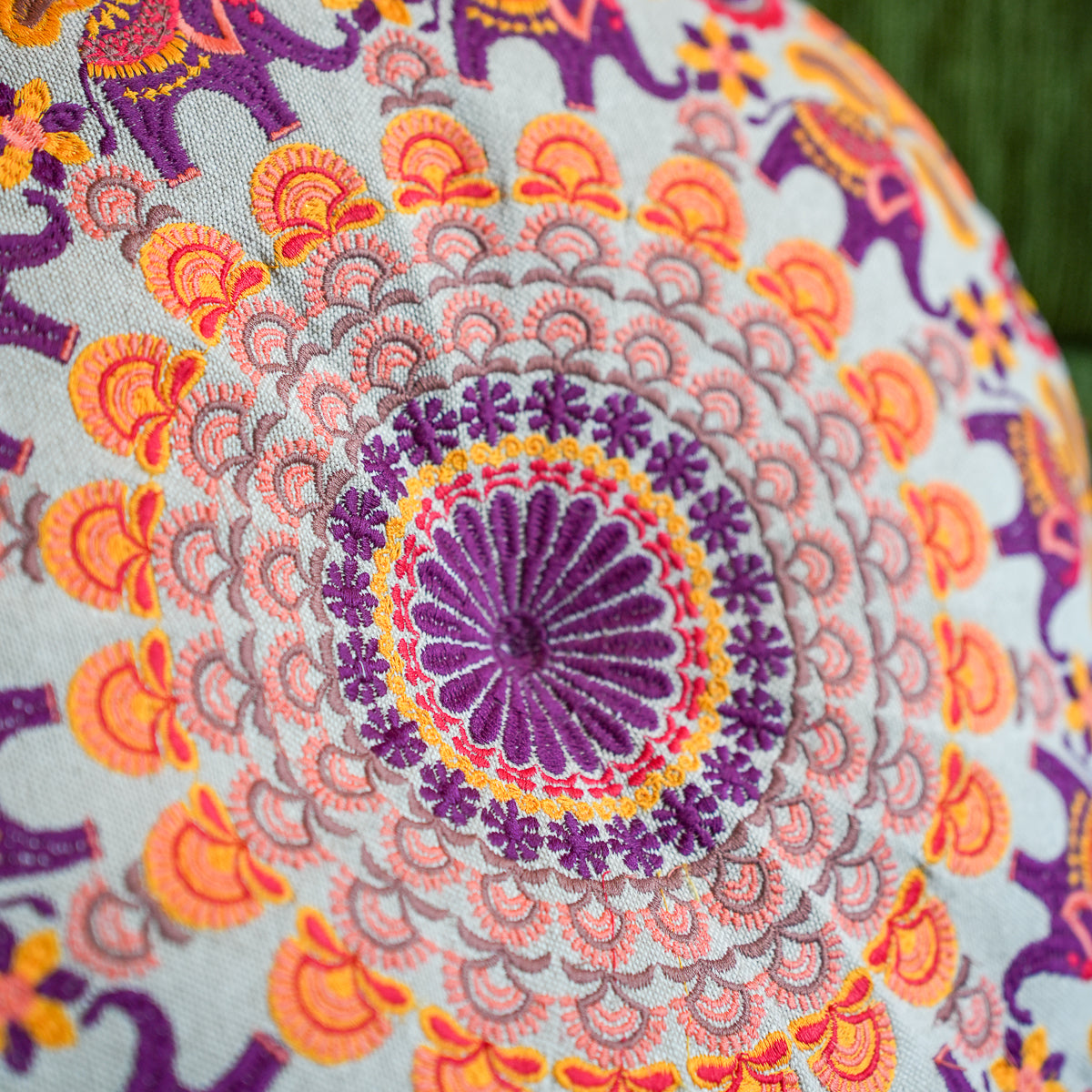 Coussin brodé Éléphant Mandala